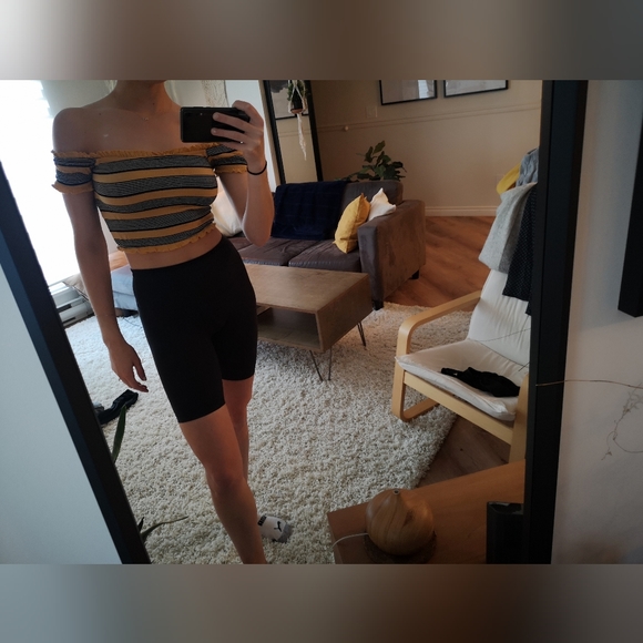 Cute stripy yellow and black crop - Picture 4 of 4